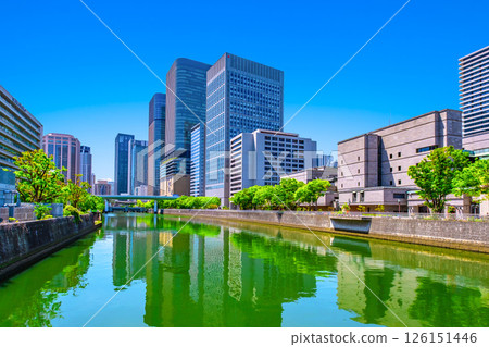 大阪中之島的摩天大樓與土佐堀川 126151446