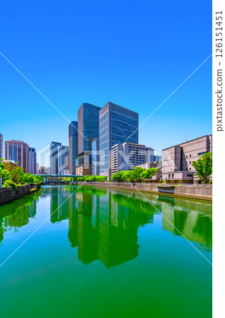 大阪中之島的摩天大樓與土佐堀川 126151451