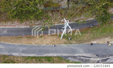 空中拍攝的學生上下學場景 空中拍攝的學生上下學場景 126151891