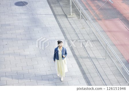 街拍:一位年輕女子走在街上,鳥瞰圖 街拍:一位年輕女子走在街上,鳥瞰圖 126151946