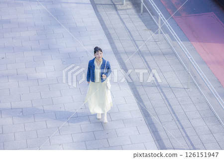 街拍：一位年輕女子走在街上，鳥瞰圖 126151947