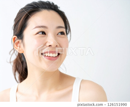 一位露出自然笑容、裸露肩膀的年輕女子 126151990