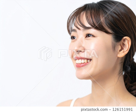 一位露出自然笑容、裸露肩膀的年輕女子 一位露出自然笑容、裸露肩膀的年輕女子 126151991