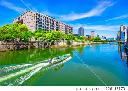 大阪市政廳和土佐堀川上的一艘船 126152173