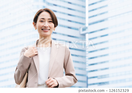 穿著休閒西裝的年輕女性，商業形象 126152329
