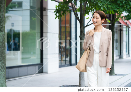 穿著休閒西裝的年輕女性，商業形象 126152337