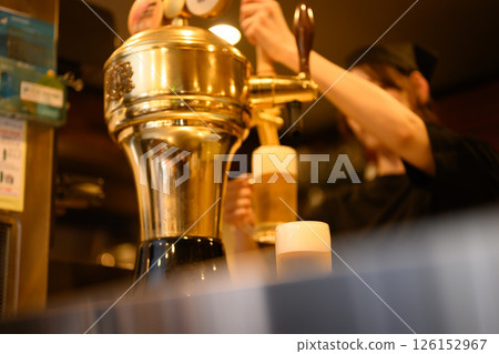 A woman working part-time at an izakaya A woman working part-time at an izakaya 126152967
