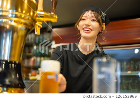 在居酒屋打工的女性 126152969