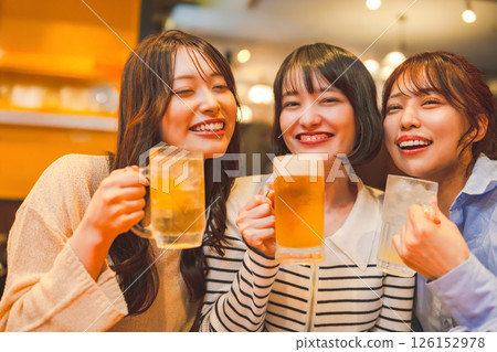 一位二十多歲的女性在居酒屋舉杯慶祝 126152978