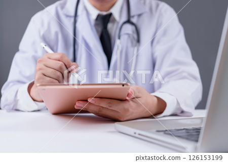 Doctor using application, Tablet to help analyze disease. Check health, Give advice. Medical technology, Innovation for health. Doctor using application, Tablet to help analyze disease. Check health, Give advice. Medical technology, Innovation for health. 126153199