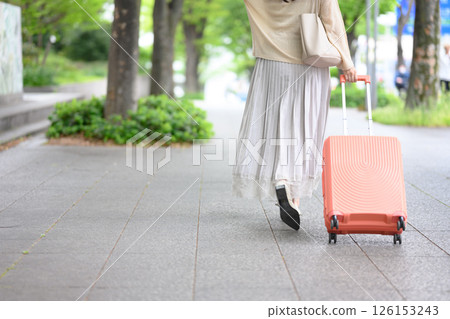 旅行的女人的肖像 126153243