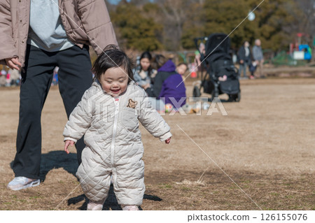 [一名一歲兒童和他的母親在相模原市麻溝公園的草地上玩耍] 126155076