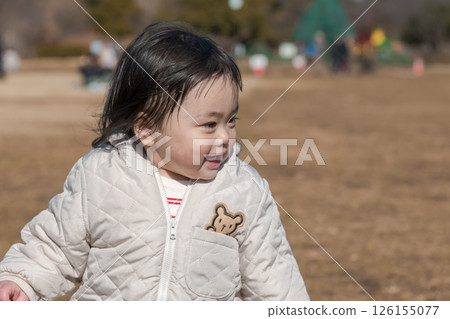 [一歲兒童在相模原市立麻溝公園的草地上玩耍] 126155077