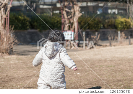 [一歲兒童在相模原市麻溝公園的草地上玩耍（背影）] 126155078