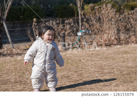 [一歲兒童在相模原市立麻溝公園的草地上玩耍] 126155079