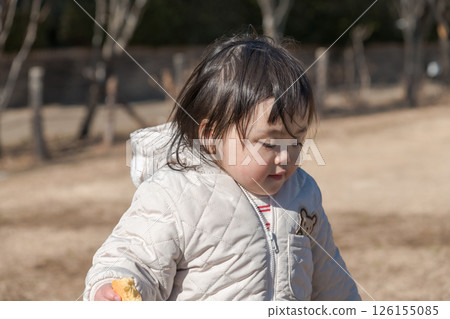[A one-year-old child playing on the grass at Sagamihara Municipal Asamizo Park] 126155085