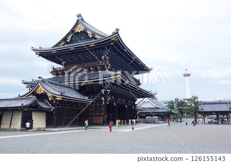 Goei-do Gate of Higashi Honganji Temple (from the temple grounds: Shimogyo Ward, Kyoto City) 126155143
