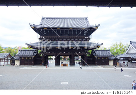Higashi Honganji Temple's Goei-do Gate (From the Goei-do Hall: Shimogyo Ward, Kyoto City) 126155144