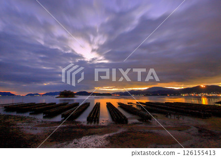 瀨戶內冬夜的風景中,牡蠣架鱗次櫛比 瀨戶內冬夜的風景中,牡蠣架鱗次櫛比 126155413