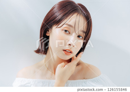 自然美的年輕女子 自然美的年輕女子 126155846