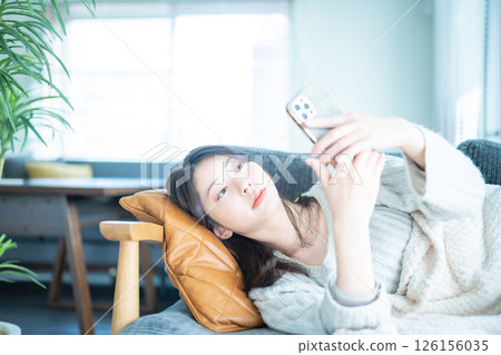 睡在沙發上的日本女人 126156035