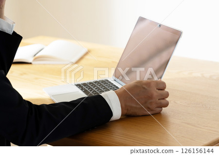 在筆記本電腦上工作的人 在筆記本電腦上工作的人 126156144