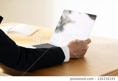 在筆記本電腦上工作的人 在筆記本電腦上工作的人 126156145