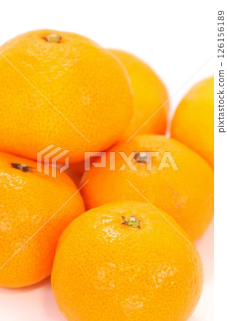 Arita mandarin oranges, Wakayama Prefecture, bright background, multiple Arita mandarin oranges, Wakayama Prefecture, bright background, multiple 126156189