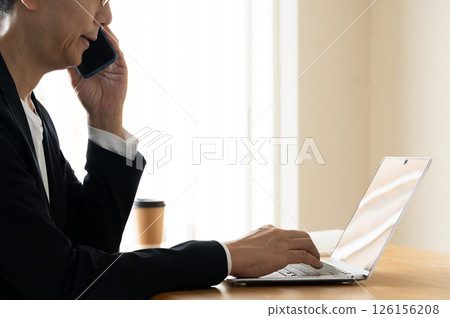 在筆記本電腦上工作的人 126156208
