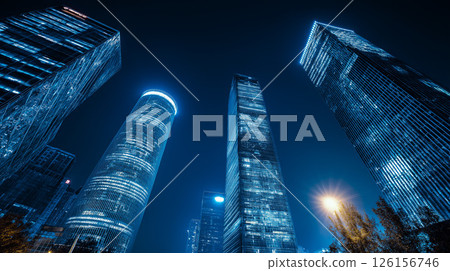 摩天大樓和璀璨的城市燈光在夜景中浮現 126156746