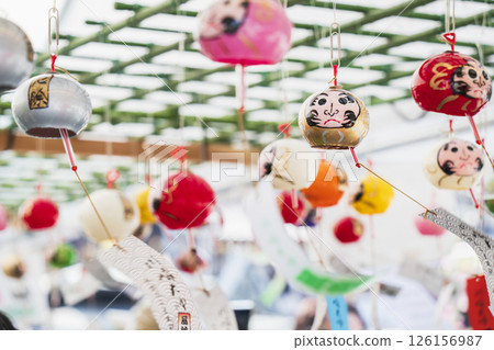 川崎大師風鈴市場：「避邪達摩風鈴」隨風搖曳【神奈川縣川崎市】 126156987