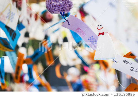 Kawasaki Daishi Wind Chime Market: Wind chimes with paper strips and Teru Teru Bouzu figures fluttering in the wind [Kawasaki City, Kanagawa Prefecture] 126156989