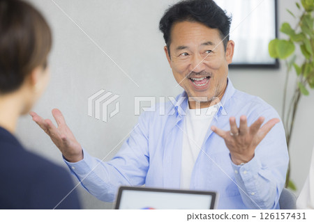 商人和女企業家在辦公室開會 126157431