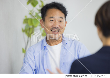 商人和女企業家在辦公室開會 126157432