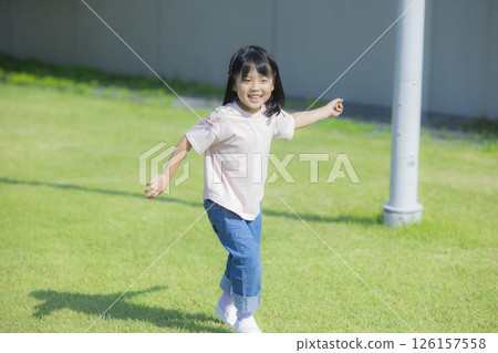 孩子們在草地廣場上玩耍 126157558