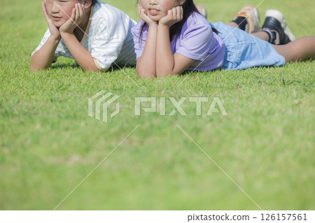 孩子們在草地廣場上玩耍 126157561