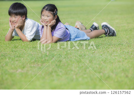 孩子們在草地廣場上玩耍 126157562