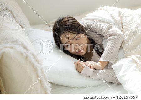 昏昏欲睡的女人在床上 126157657