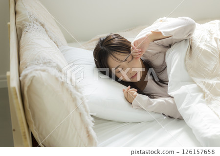 昏昏欲睡的女人在床上 126157658