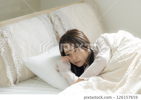昏昏欲睡的女人在床上 昏昏欲睡的女人在床上 126157659