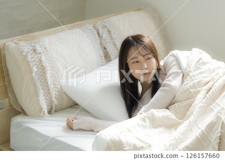 昏昏欲睡的女人在床上 昏昏欲睡的女人在床上 126157660