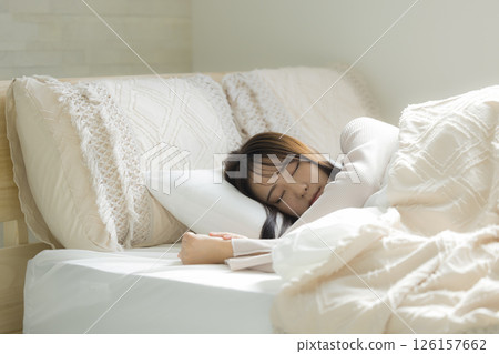 昏昏欲睡的女人在床上 126157662