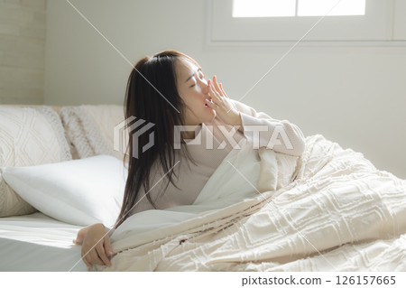 昏昏欲睡的女人在床上 昏昏欲睡的女人在床上 126157665