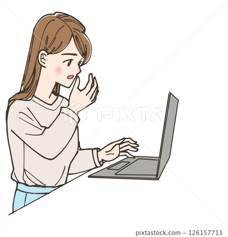 女人看著筆記型電腦時看起來很驚訝 女人看著筆記型電腦時看起來很驚訝 126157713