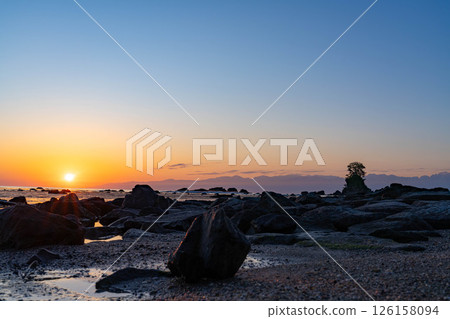 【海岸素材】富山縣絕景：平靜的日本海和初夏的雨晴海岸早晨景色【富山縣】 126158094