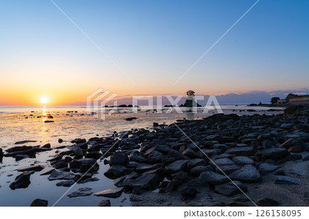 【海岸素材】富山縣絕景：平靜的日本海和初夏的雨晴海岸早晨景色【富山縣】 126158095
