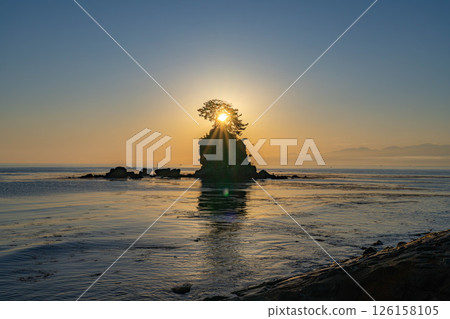 [Coast material] A spectacular view of Toyama Prefecture: The calm Sea of Japan and the morning view of Amaharashi Coast in early summer [Toyama Prefecture] 126158105