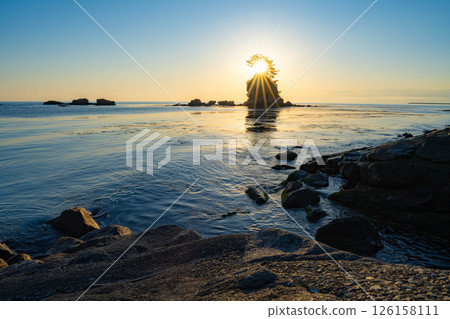 【海岸素材】富山縣絕景：平靜的日本海和初夏的雨晴海岸早晨景色【富山縣】 126158111