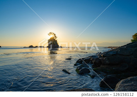 【海岸素材】富山縣絕景:平靜的日本海和初夏的雨晴海岸早晨景色【富山縣】 【海岸素材】富山縣絕景:平靜的日本海和初夏的雨晴海岸早晨景色【富山縣】 126158112