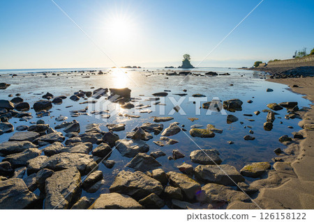 [Coast material] A spectacular view of Toyama Prefecture: The calm Sea of Japan and the morning view of Amaharashi Coast in early summer [Toyama Prefecture] 126158122